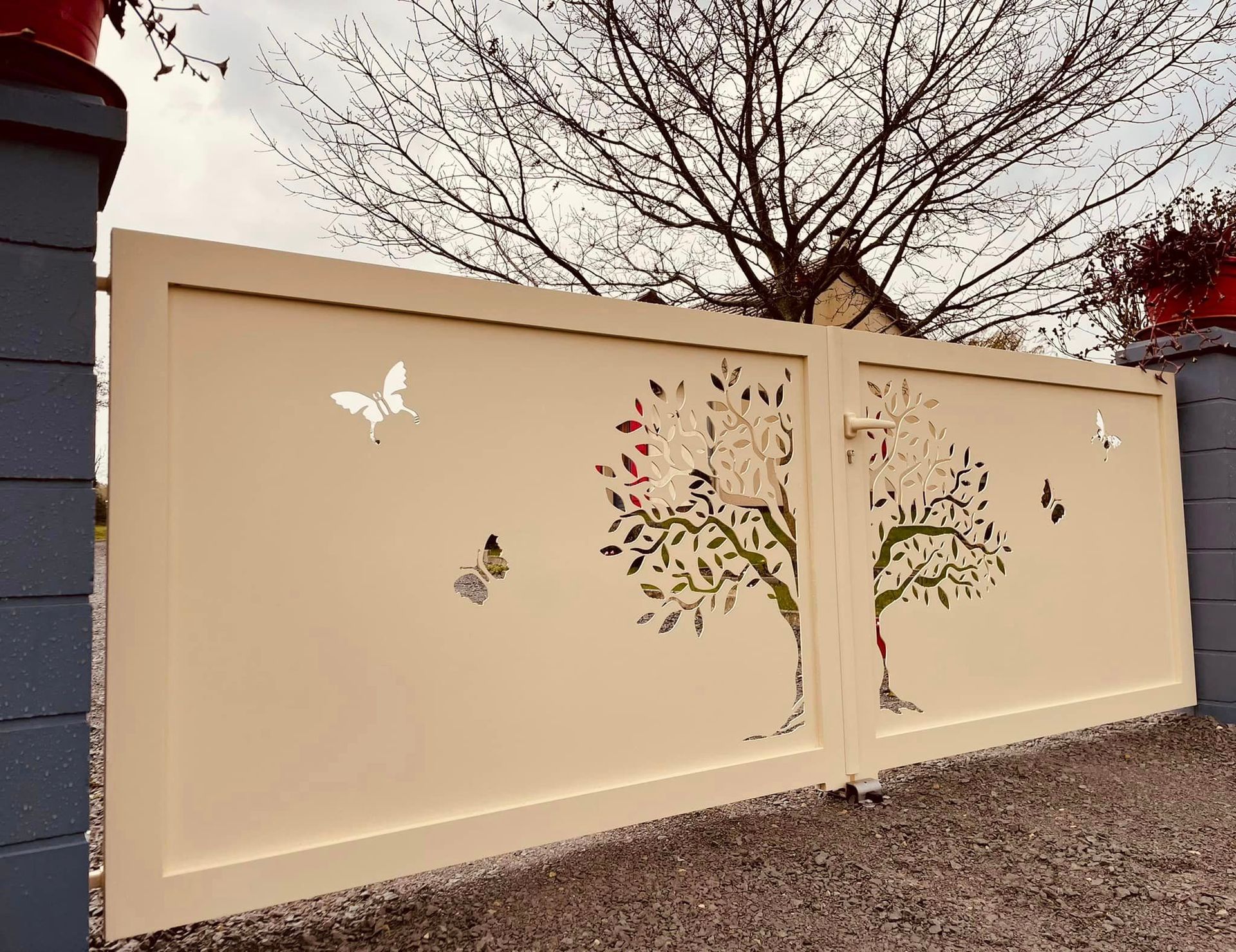 Portail teinte ton pierre RAL 1015 sablée installé par TRIHOME Menuiseries à Mouthier-en-Bresse