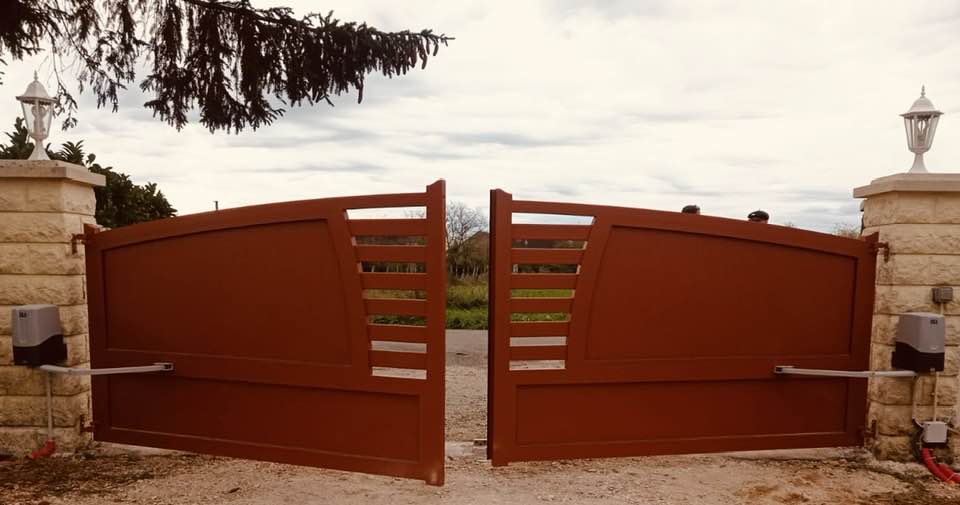 Portail avec motorisation DEA Geko installé par TRIHOME Menuiseries à Sornay