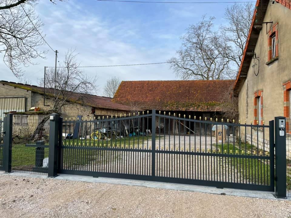 Portail motorisation DEA Livi installé par TRIHOME Menuiseries à La Chapelle Saint Sauveur