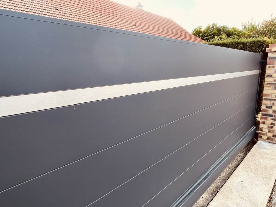 Portail avec option visiophone radio installé par TRIHOME Menuiseries à Saint-Marcel