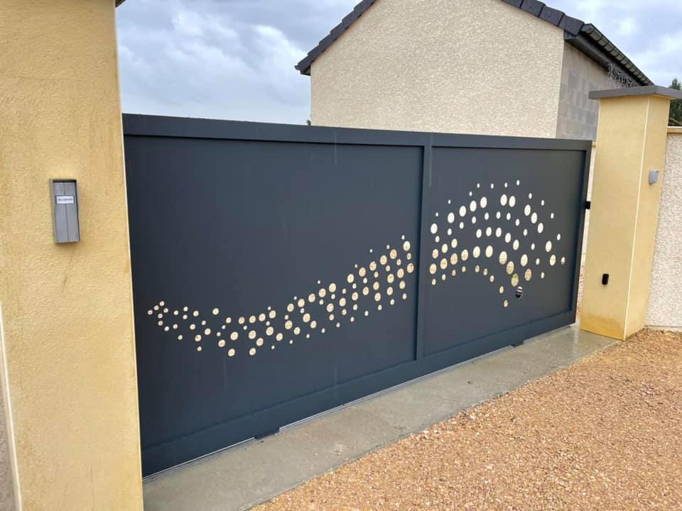 Portail unique motorisé avec interphone radio installé par TRIHOME Menuiseries à Gigny.