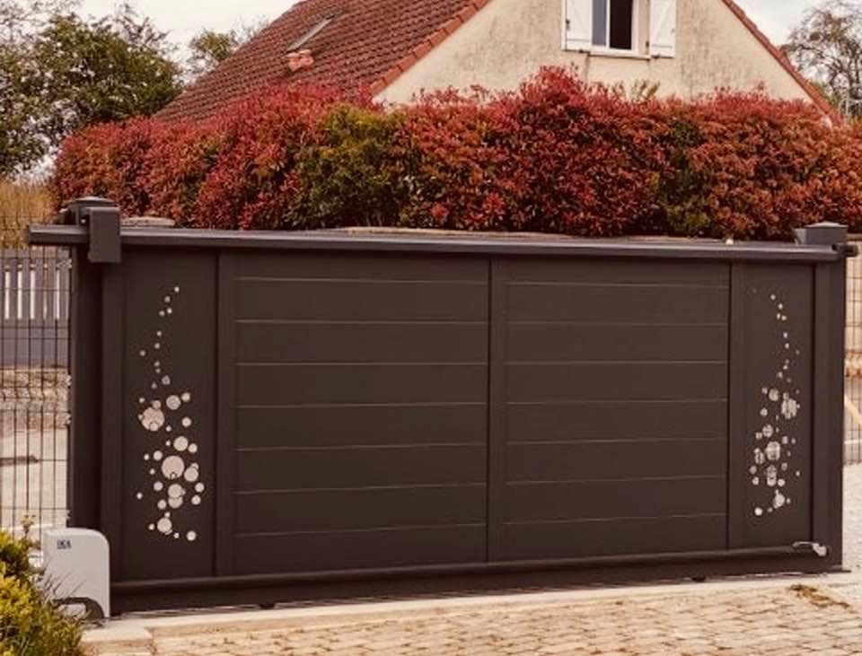 Portail motorisé avec sonnette radio installé par TRIHOME Menuiseries à Labergement-Sainte-Colombe