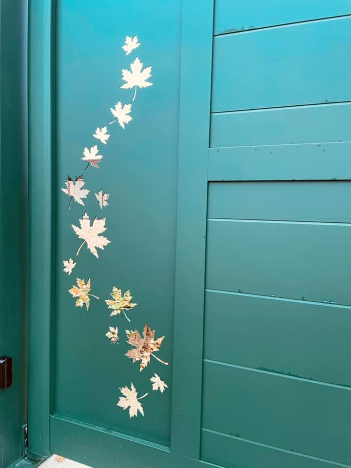 Portail avec visiophone radio installé par TRIHOME Menuiseries à Cousance