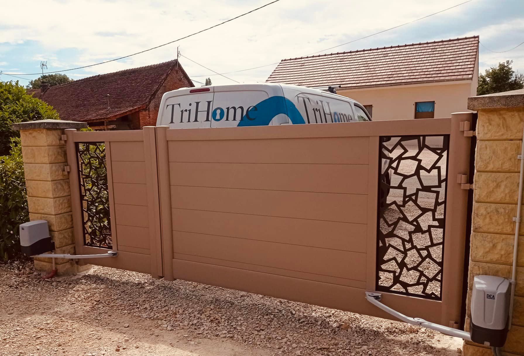 Portail avec motorisation du portail coulissant via moteur DEA Geko installé par TRIHOME Menuiseries à Bruailles