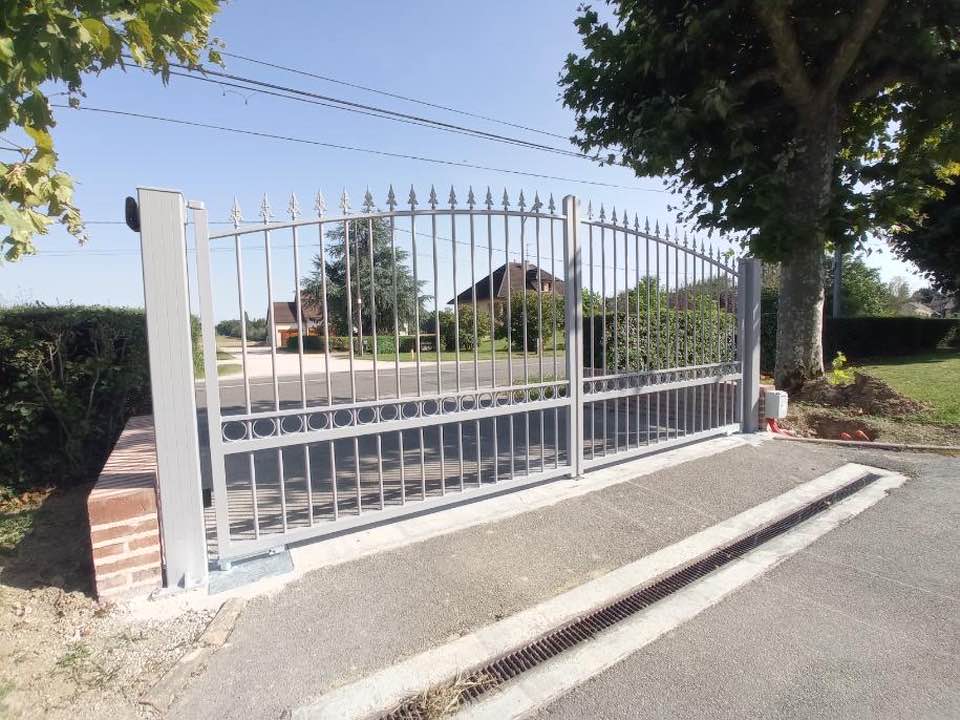 Portails deux battants avec motorisation enterrée par TRIHOME Menuiseries à Montpont en Bresse en Bresse Louhannaise