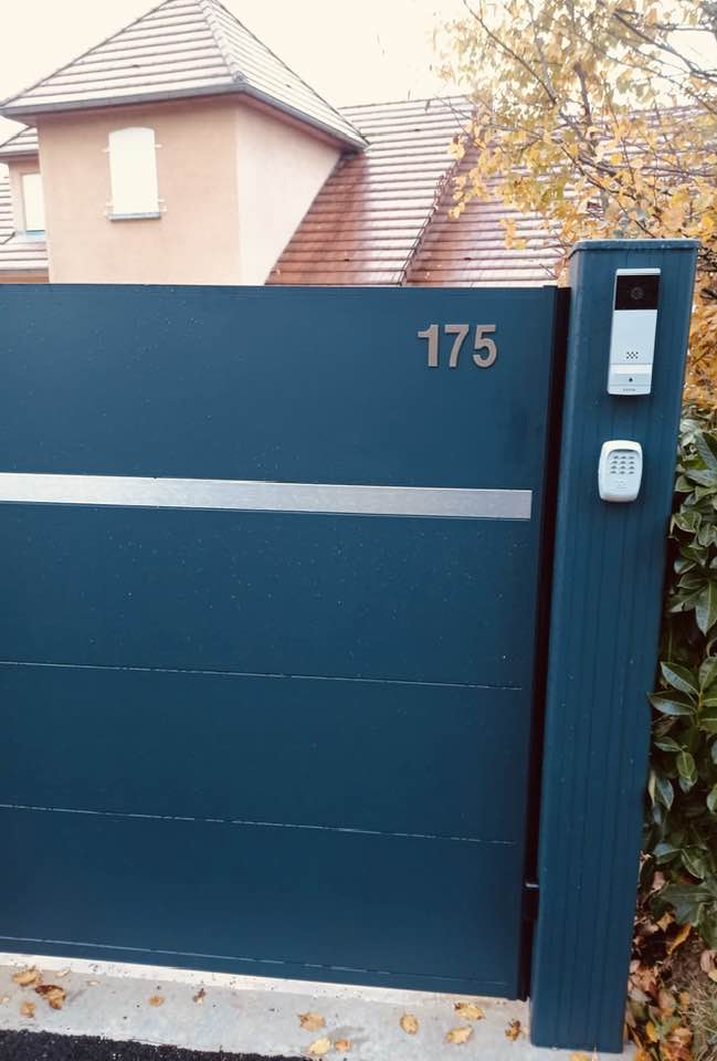 Portail avec numéro d’habitation en alu brossé installé par TRIHOME Menuiseries à Pannessières