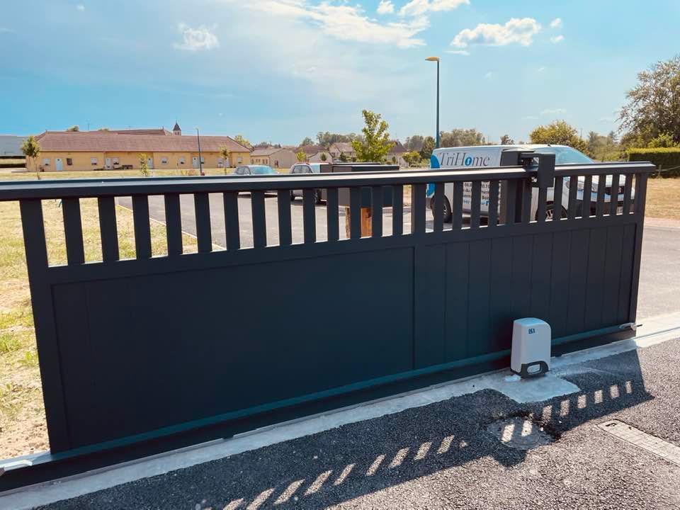 Portail teinte structurée Gris anthracite RAL 7016 installé par TRIHOME Menuiseries à à Saint-Germain-du-Bois