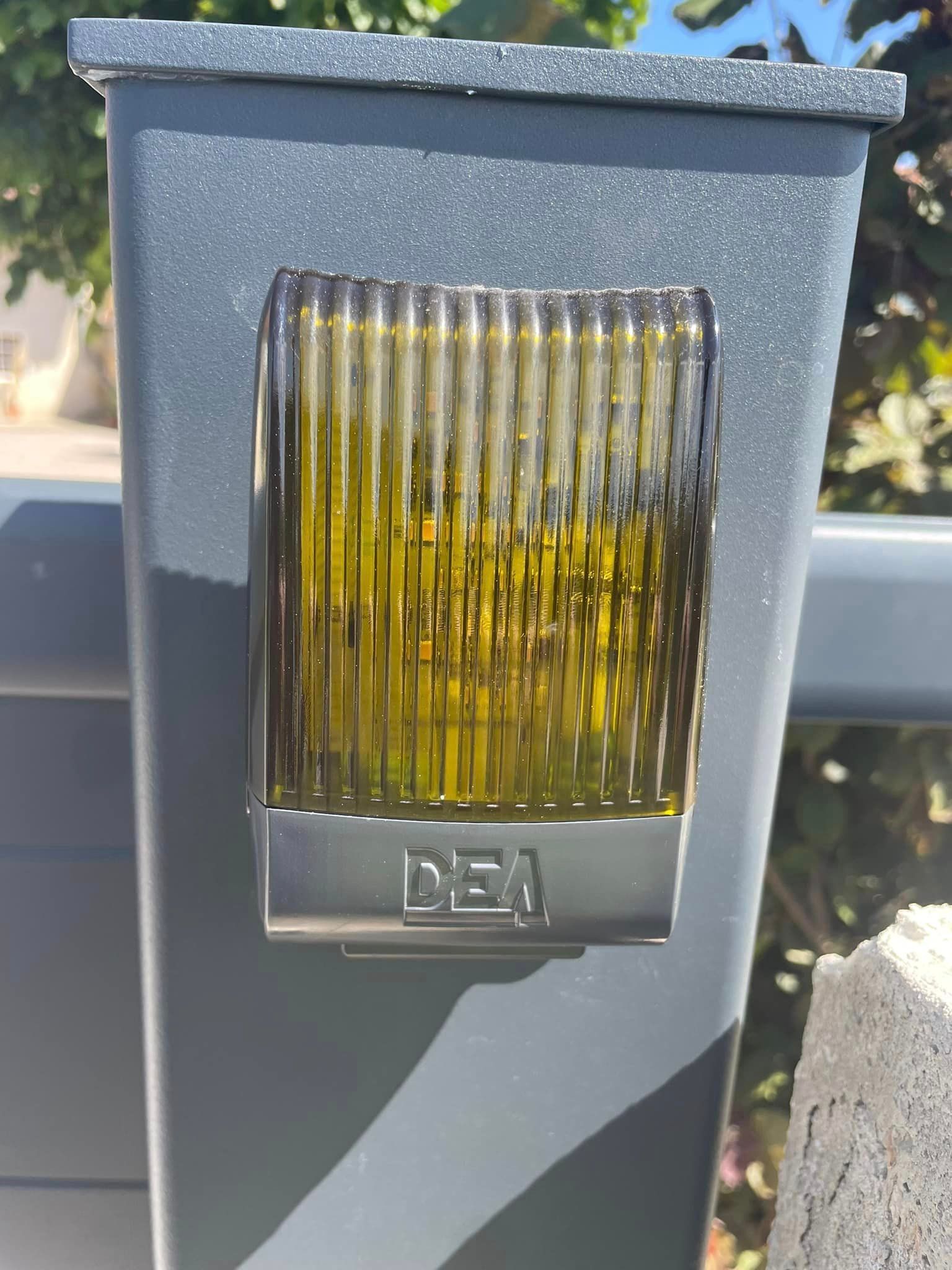 Portail avec sonnette radio et digicode installé par TRIHOME Menuiseries à Simandre