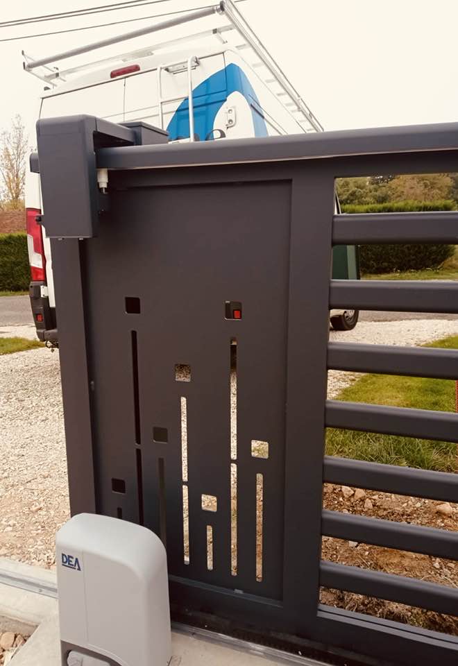 Portail avec options sonnette radio, boîte aux lettres dans la teinte du portail et numéro d’habitation en alu brossé installé par TRIHOME Menuiseries à Saint-Germain-du-Bois