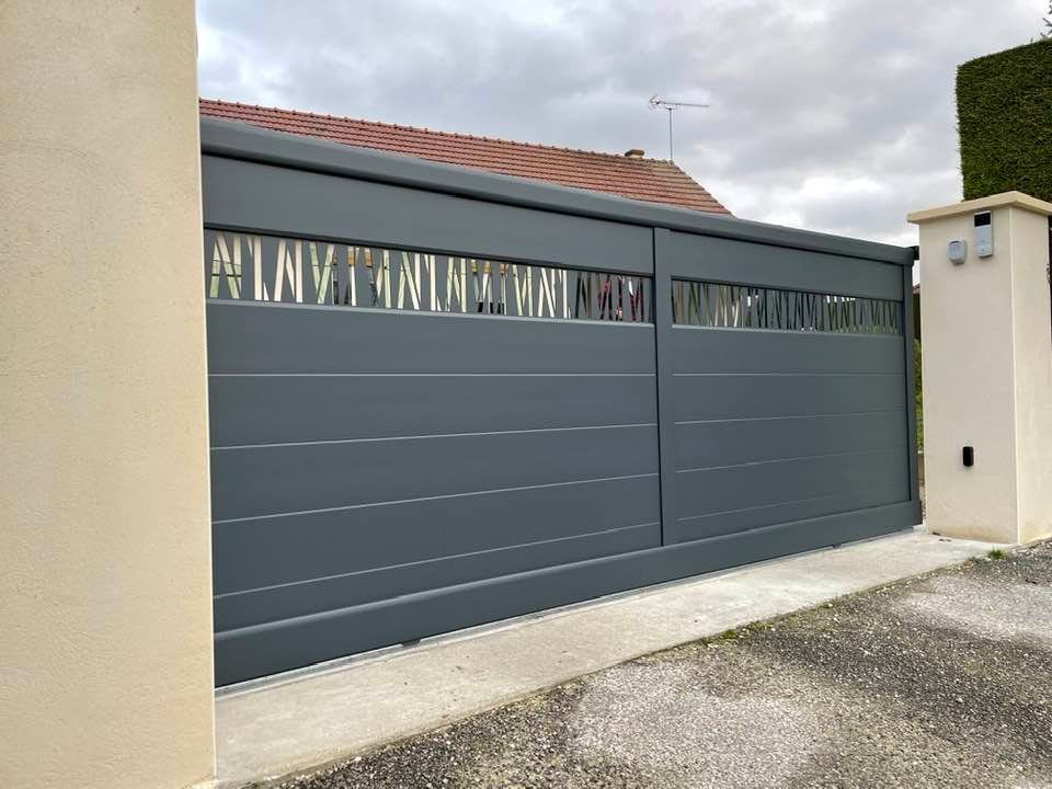 Portail avec alimentation via panneau photovoltaïque DEA installé par TRIHOME Menuiseries à Vincelles