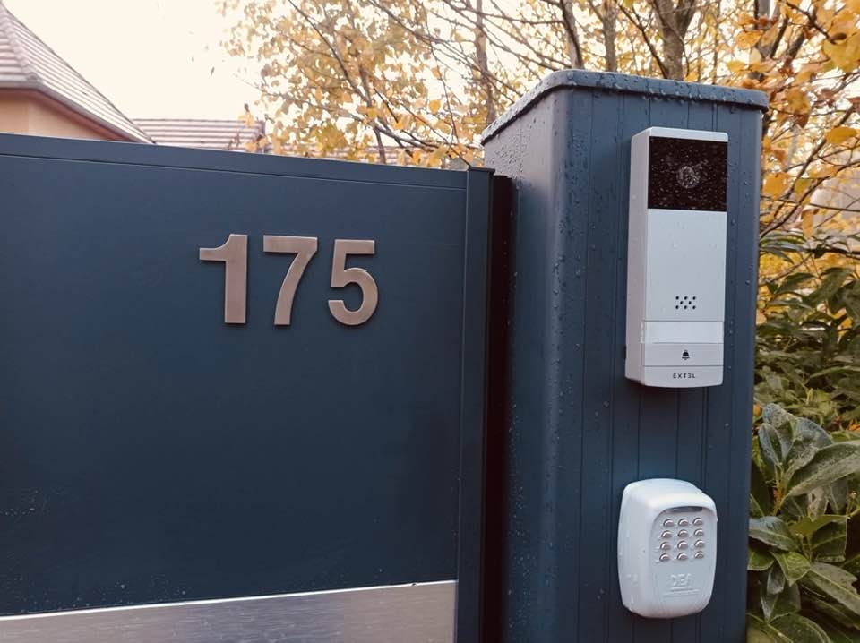 Portail avec motorisation DEA Geko installé par TRIHOME Menuiseries à Pannessières en Bresse Louhannaise