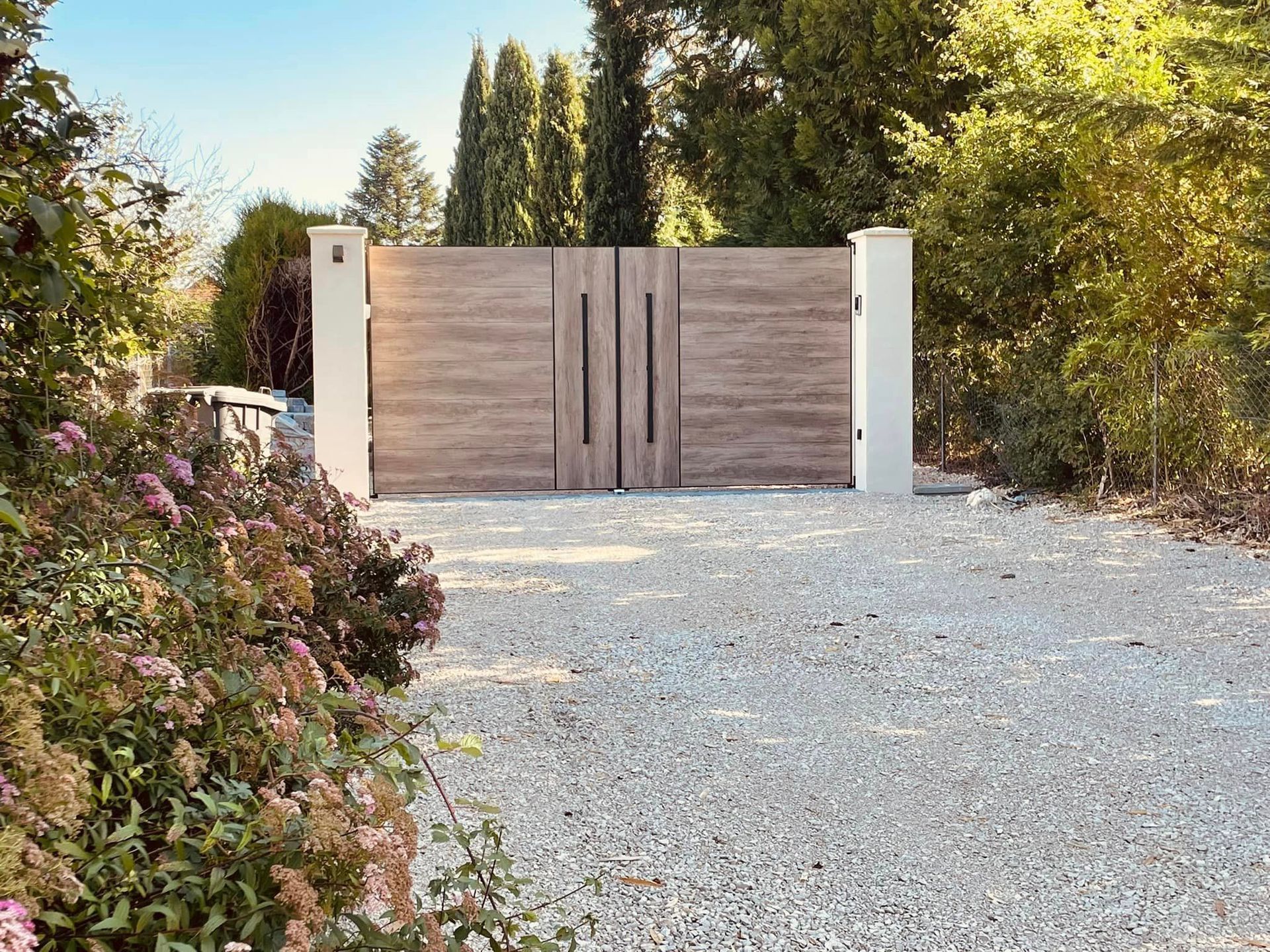 Portail gamme Woodstck motorisé installé à Pierre-de-Bresse par TRIHOME Menuiseries, en Bresse bourguignonne