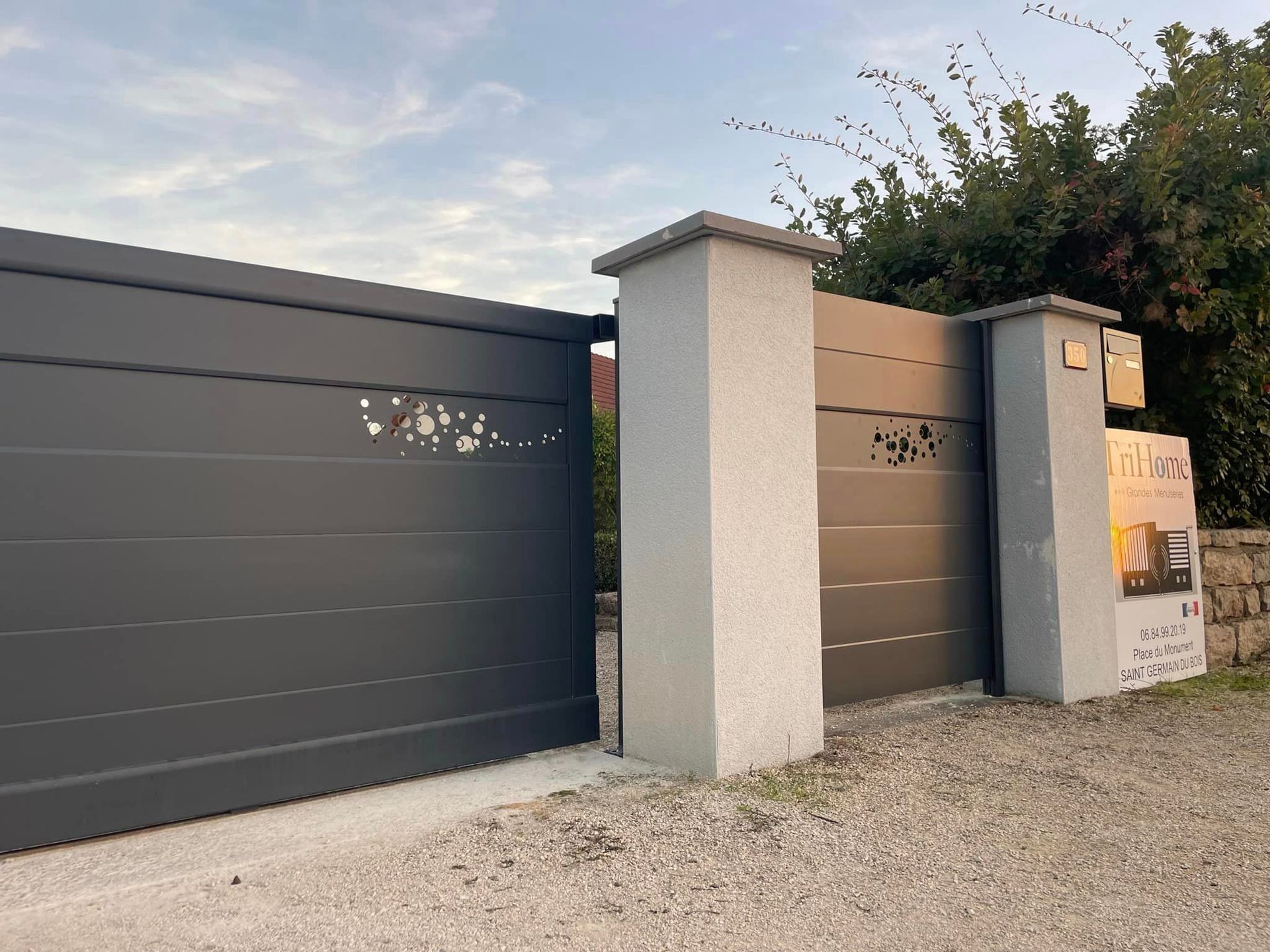 Portail avec motorisation DEA Livi installé par TRIHOME Menuiseries à Sens-sur-Seille en Bresse Louhannaise