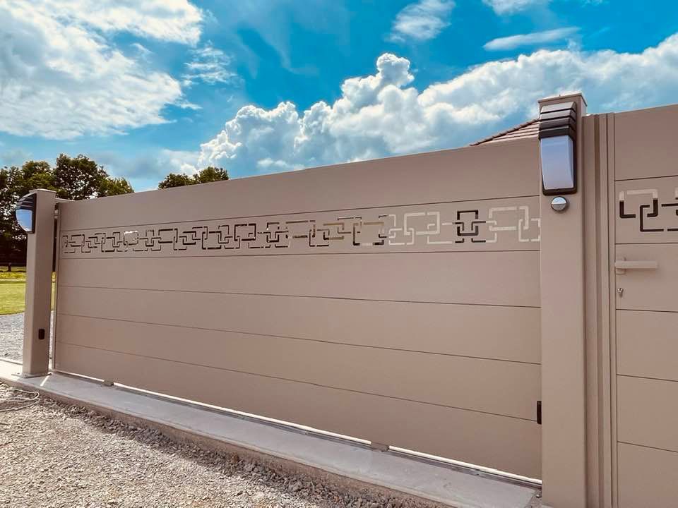 Portail avec option sonnette radio et éclairages commandés installé par TRIHOME Menuiseries au Planois