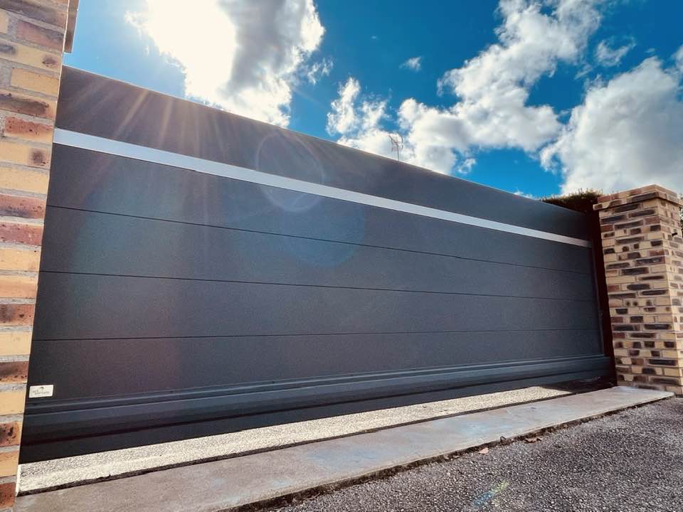 Portail modèle Axihome by me installé par TRIHOME Menuiseries à Saint-Marcel en Bresse Louhannaise