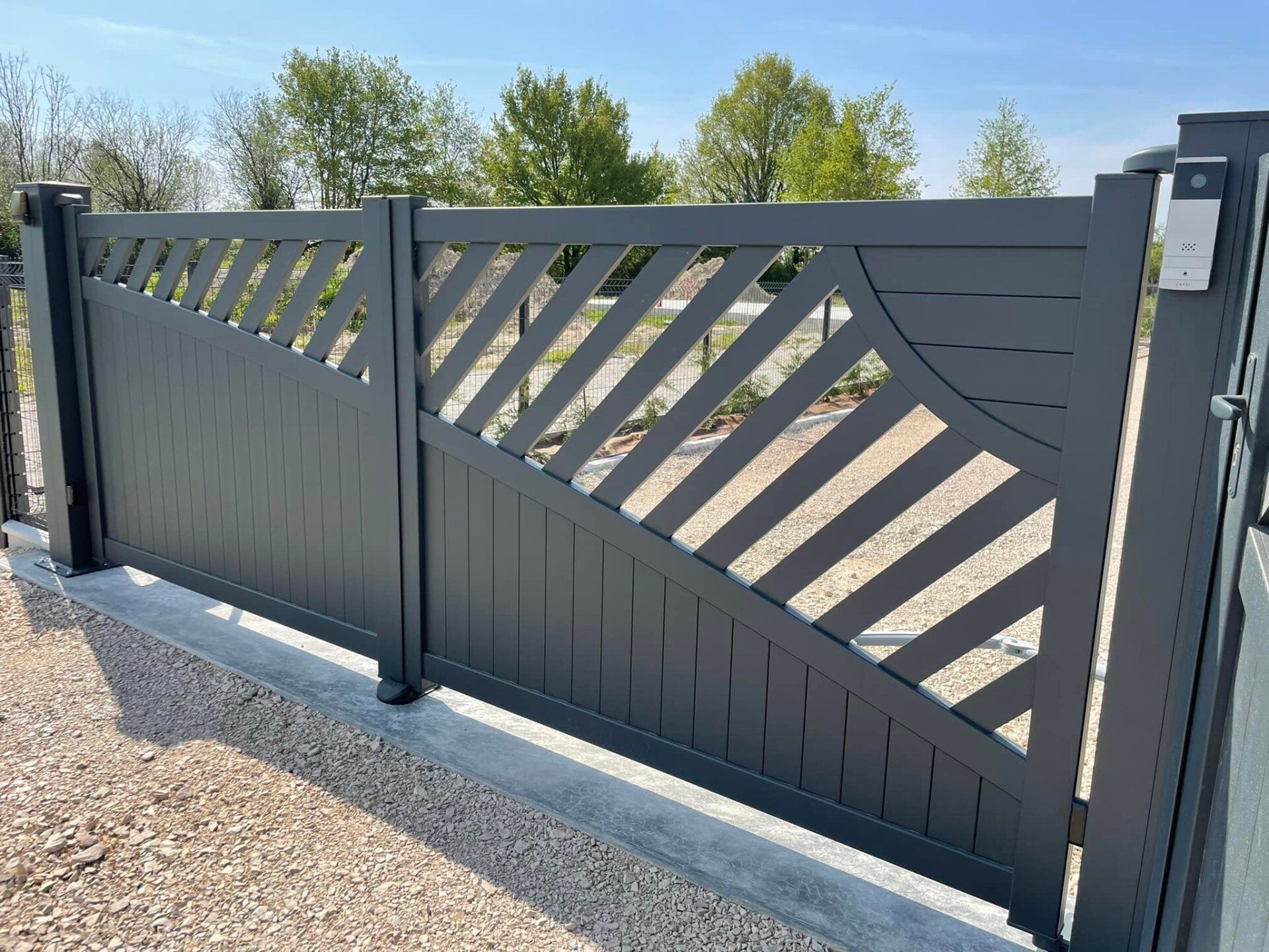 Portail avec motorisation DEA Geko installé par TRIHOME Menuiseries à Saint-germain-du-Bois en Bresse Louhannaise