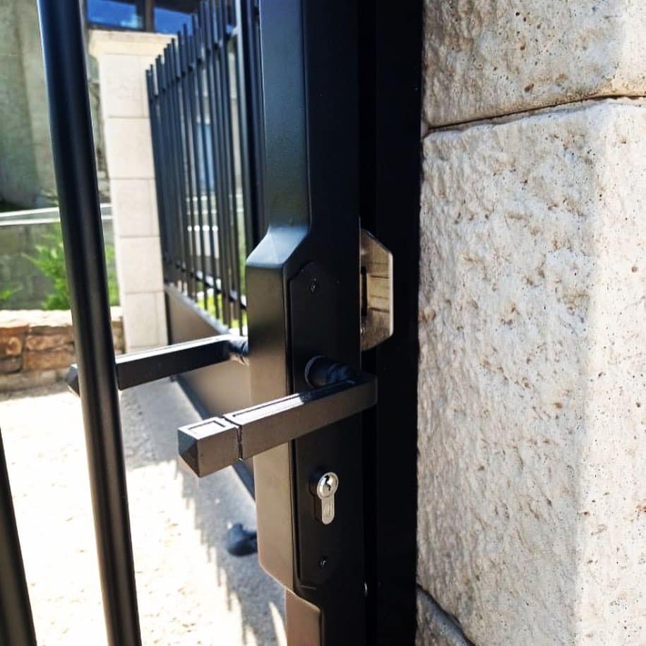 Portail avec visiophone radio connecté installé par TRIHOME Menuiseries à Coligny