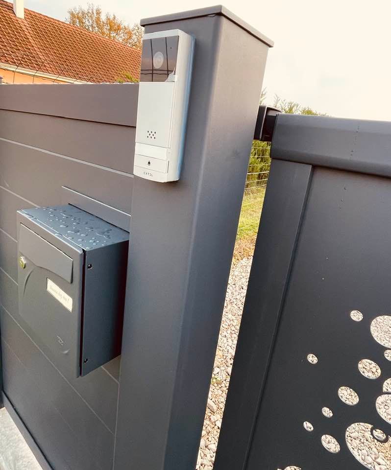 Portail coulissant sur rail motorisé DEA Livi installé par TRIHOME Menuiseries à Devrouze en Bresse Louhannaise