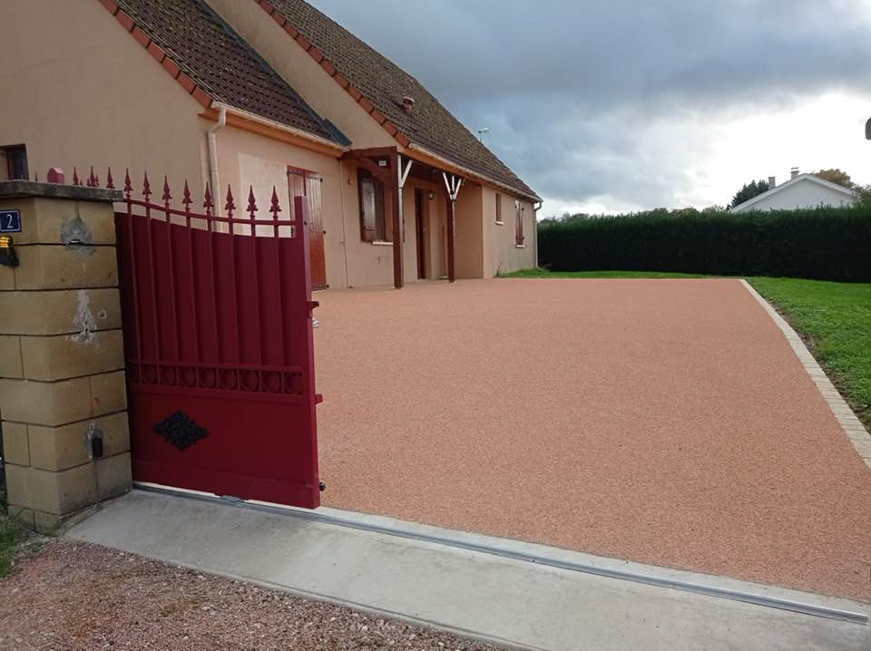 Portail aluminium sur mesure installé par TRIHOME Menuiseries à Montcoy en Bresse Louhannaise