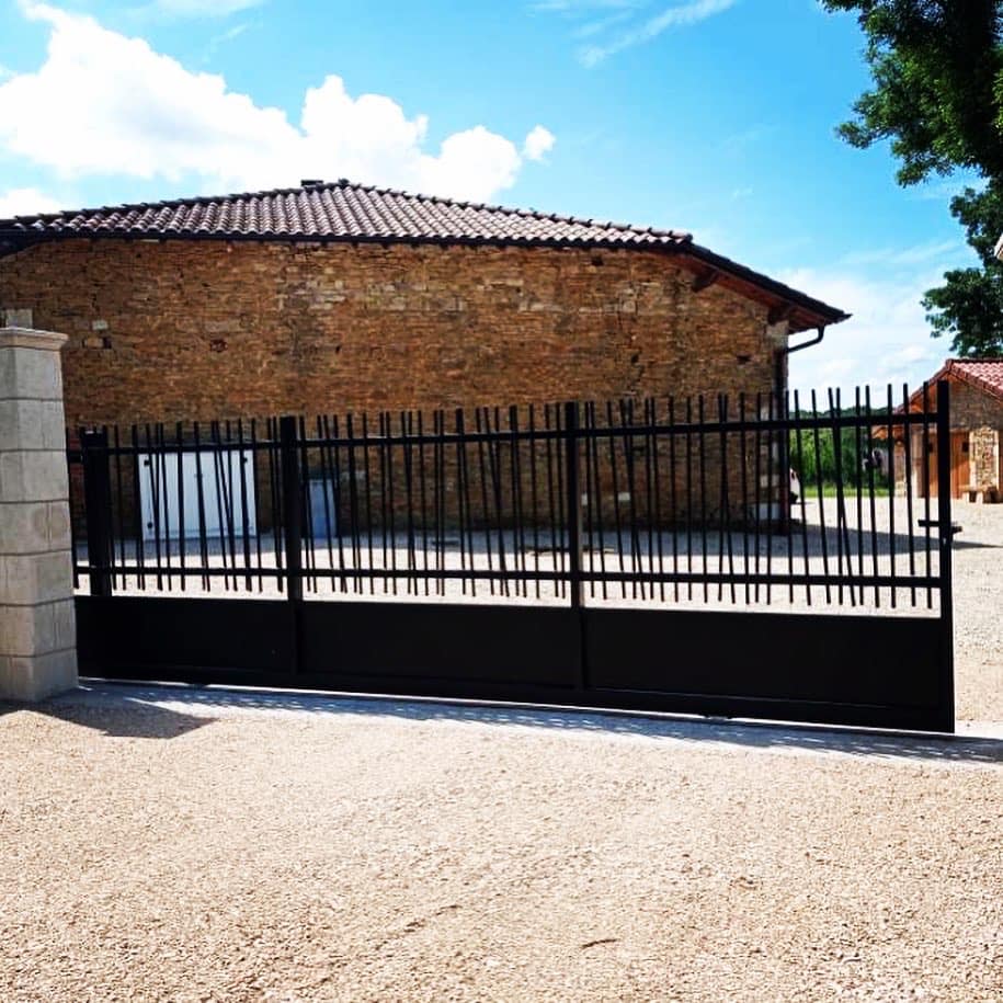 Portail barreaudé effet bambou installé à Coligny par TRIHOME Menuiseries, en Bresse bourguignonne