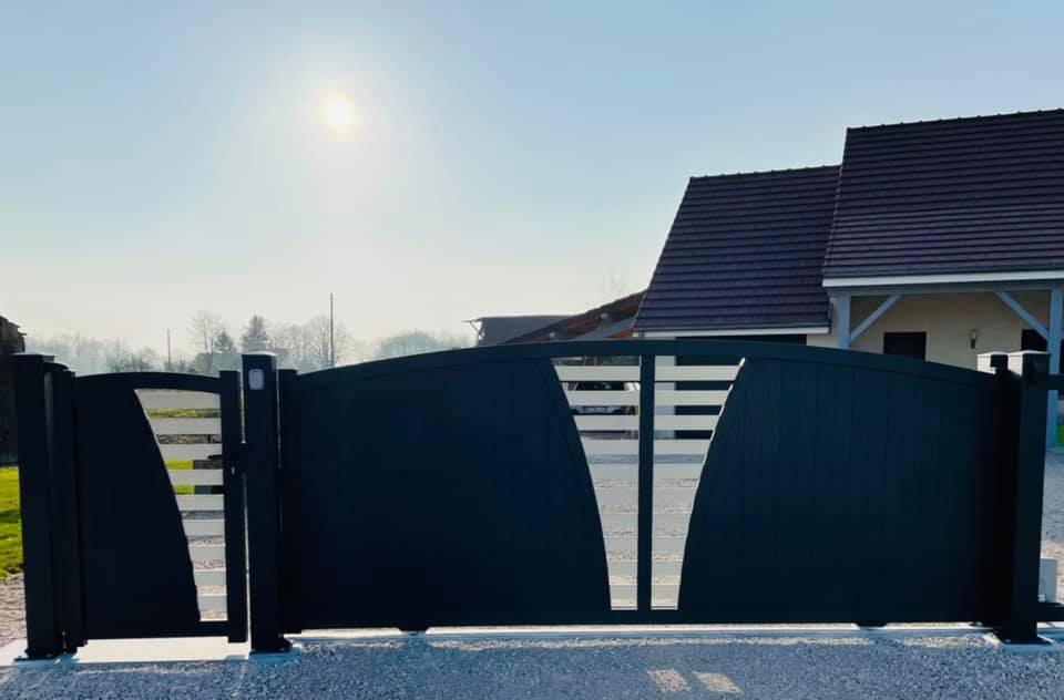 Portail bicolore en harmonie avec la maison installé à La Chaux par TRIHOME Menuiseries, en Bresse bourguignonne