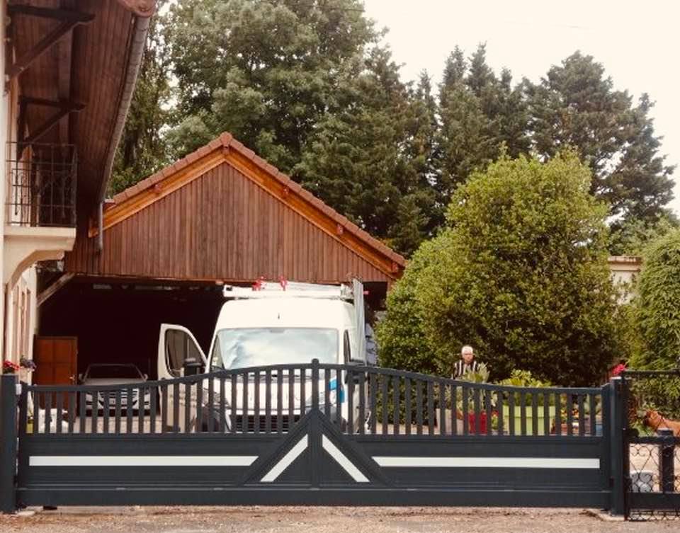 Portail bicolore gris anthracite et gris clair installée par TRIHOME Menuiseries Souvans