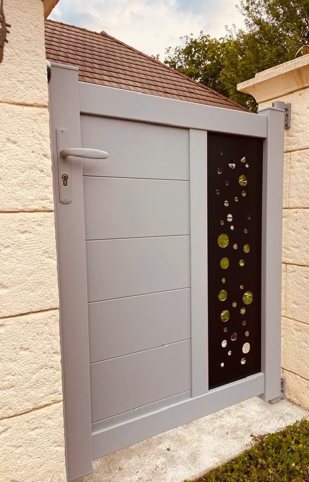 Portail bicolore gris platine et noir pailleté installé par TRIHOME Menuiseries à Saint-Germain-du-Bois