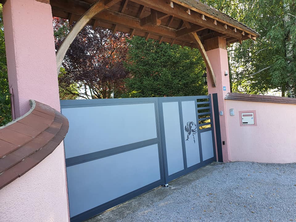 Portail aluminium sur mesure installé par TRIHOME Menuiseries à Branges en Bresse Louhannaise