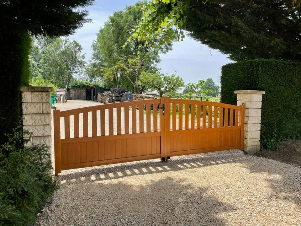 Portail traditionnel motorisable ultérieurement installé par TRIHOME Menuiseries à Pierre-de-Bresse, en Bresse Louhannaise