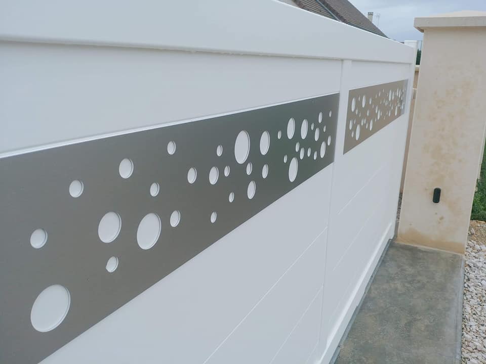 Portail coulissant sur rail installé par TRIHOME Menuiseries à Bey en Bresse Louhannaise