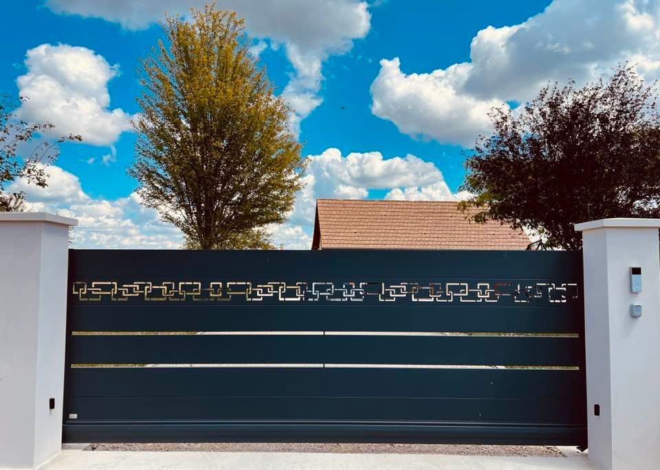 Portail coulissant autoporté AXIHOME by Me installé à Labergement-lès-Seurre par TRIHOME Menuiseries, en Bresse bourguignonne