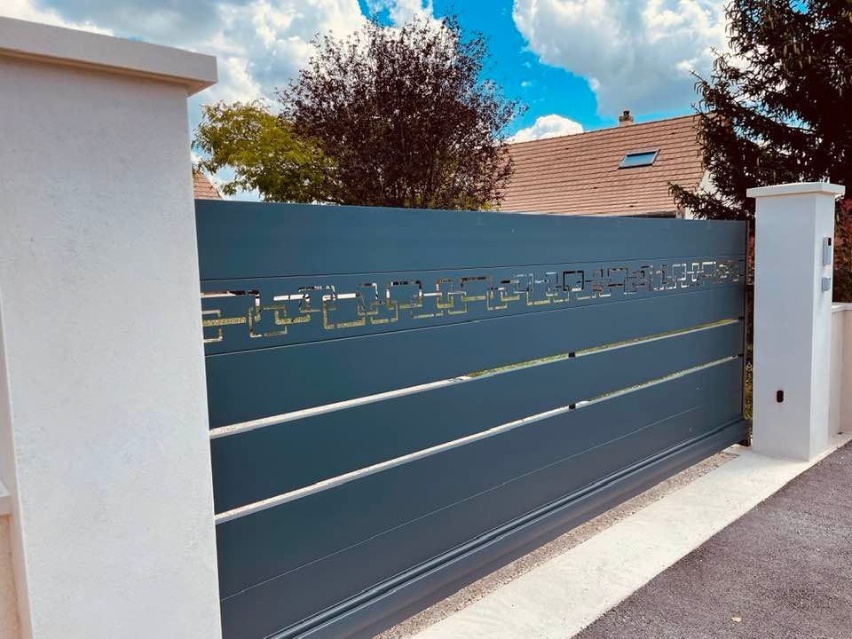 Portail coulissant avec visiophone connecté au smartphone installé par TRIHOME Menuiseries à Labergement-lès-Seurre en Bresse Louhannaise