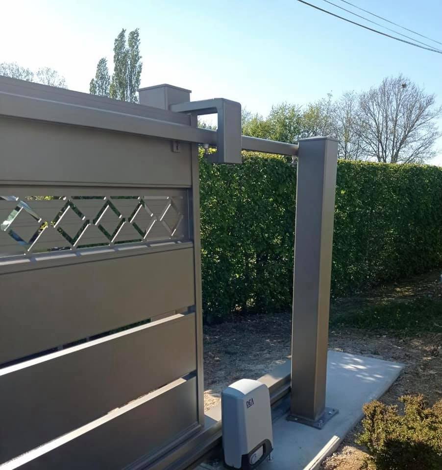 Portail avec options visiophone connecté, digicode et batterie de secours installé par TRIHOME Menuiseries à Frontenaud