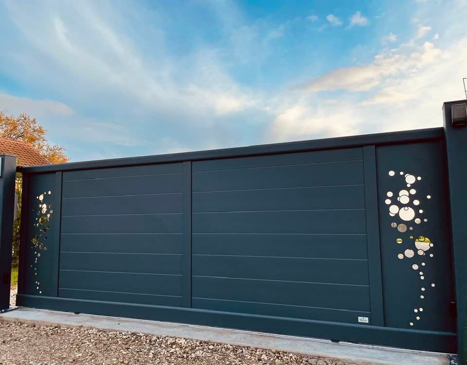 Portail coulissant avec clôtures latérales et boîte aux lettres installé à Devrouze par TRIHOME Menuiseries, en Bresse bourguignonne