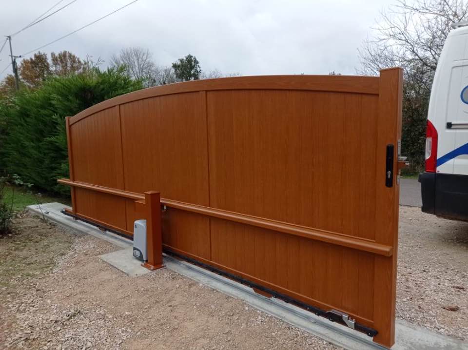 Portail coulissant grande largeur installé par TRIHOME Menuiseries à Montpont-en-Bresse en Bresse Louhannaise