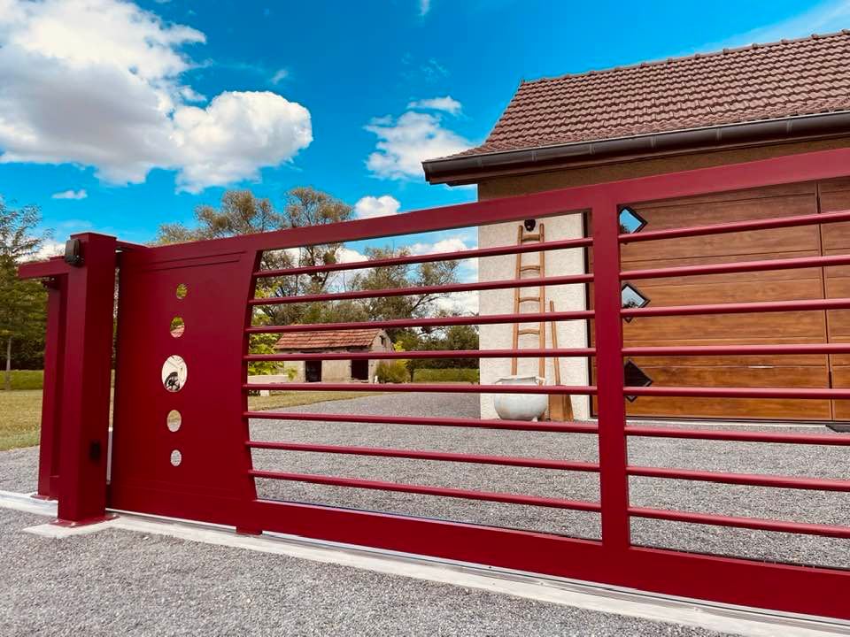 Portail avec motorisation DEA Livi garantie longue durée installé par TRIHOME Menuiseries à Fretterans en Bresse Louhannaise