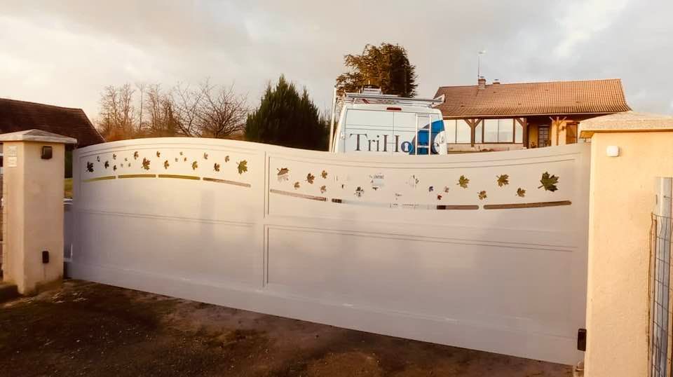 Portail coulissant autoporté grande largeur installé par TRIHOME Menuiseries à Vincelles en Bresse Louhannaise