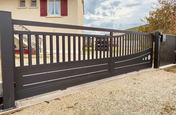 Ensemble portail et clôtures Bredok installé par TRIHOME Menuiseries à La Racineuse en Bresse Louhannaise