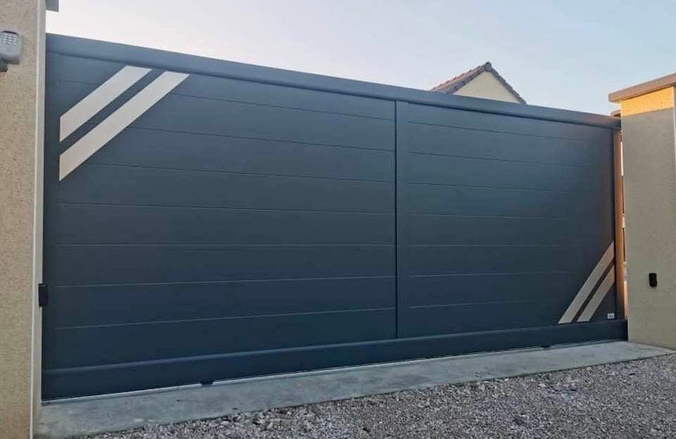 Portail coulissant gris anthracite installé à Ciel par TRIHOME Menuiseries, en Bresse bourguignonne