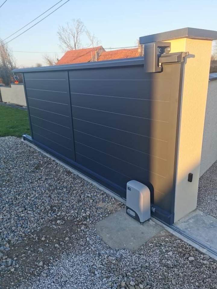 Portail coulissant côtes sur mesure installé par TRIHOME Menuiseries à Ciel