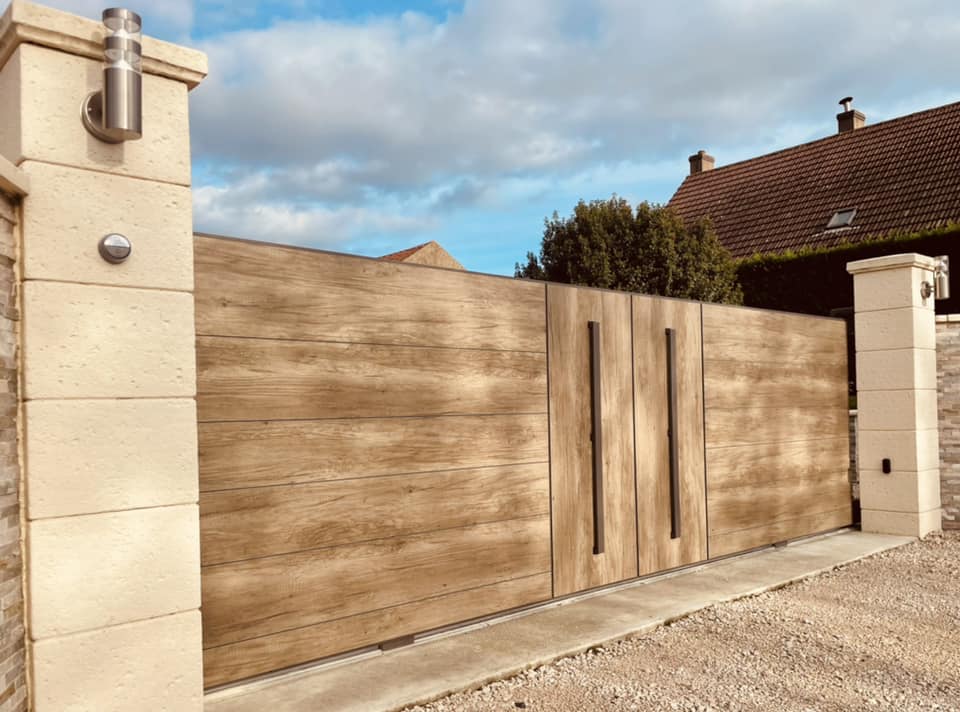 Portail coulissant sur rail motorisé DEA Livi installé par TRIHOME Menuiseries à Saint-Maurice-en-Rivière