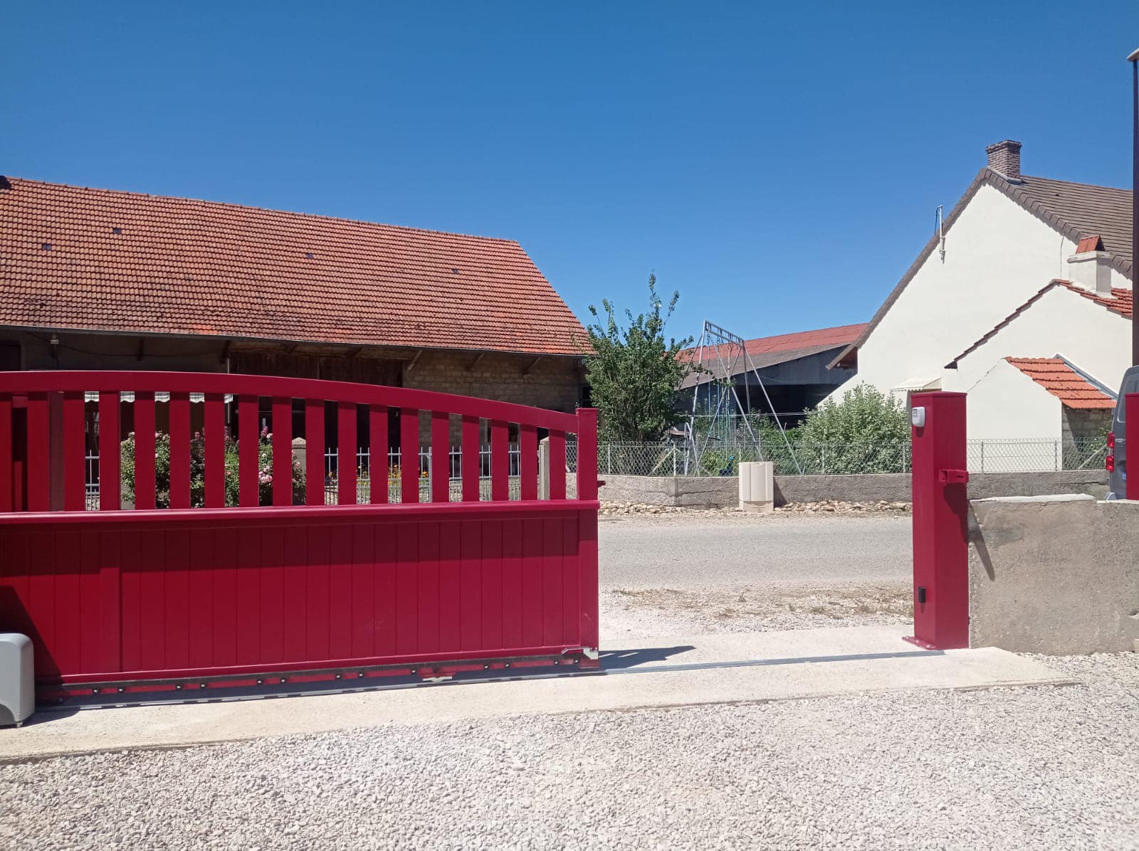 Portail coulissant sur rail installé par TRIHOME Menuiseries à Fretterans en Bresse Louhannaise