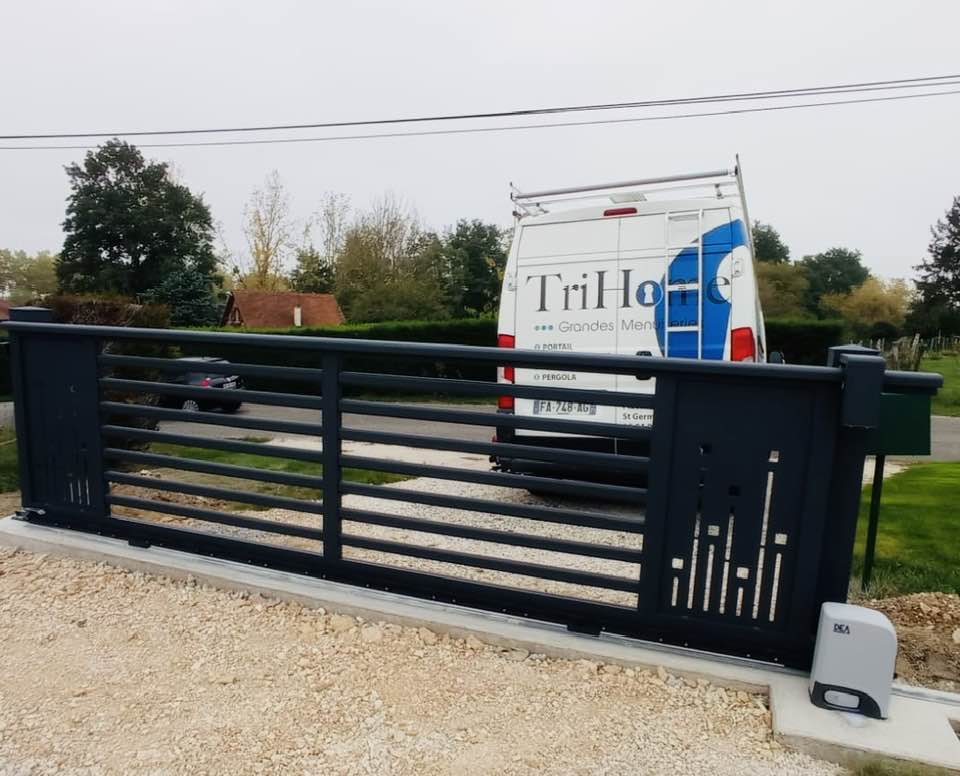Portail coulissant sur rail grande largeur installé par TRIHOME Menuiseries à Saint-Germain-du-Bois en Bresse Louhannaise