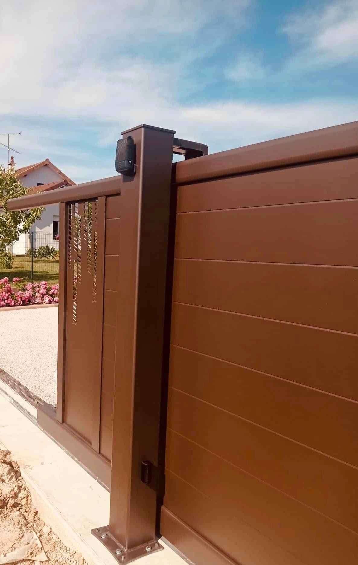 Portail coulissant sur rail grande largeur sur mesure installé par TRIHOME Menuiseries à Sornay en Bresse Louhannaise