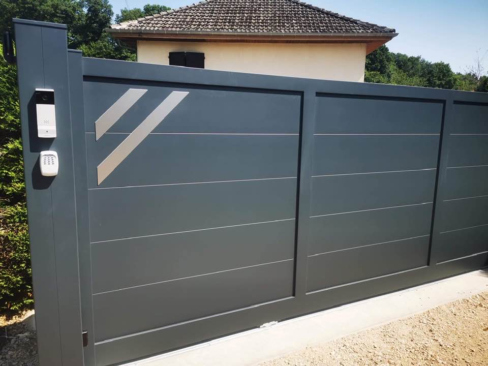 Portail coulissant sur rail teinte gris anthracite Ral7016 texturé installé par TRIHOME Menuiseries à Dole en Bresse Louhannaise
