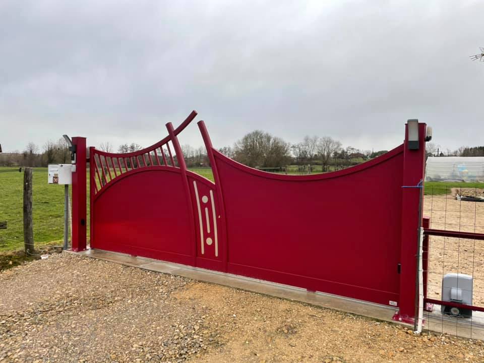 Portail avec visiophone Philips connecté installé par TRIHOME Menuiseries à Bruailles