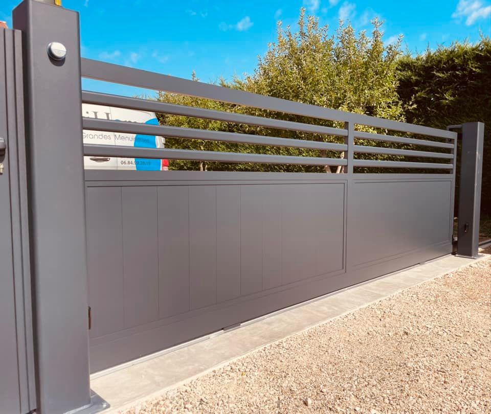 Portail teinte gris anthracite structurée installé par TRIHOME Menuiseries à Terrans