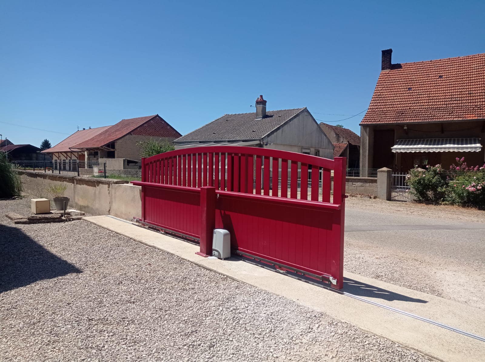 Portail motorisé via moteur DEA Livi installé par TRIHOME Menuiseries à Fretterans