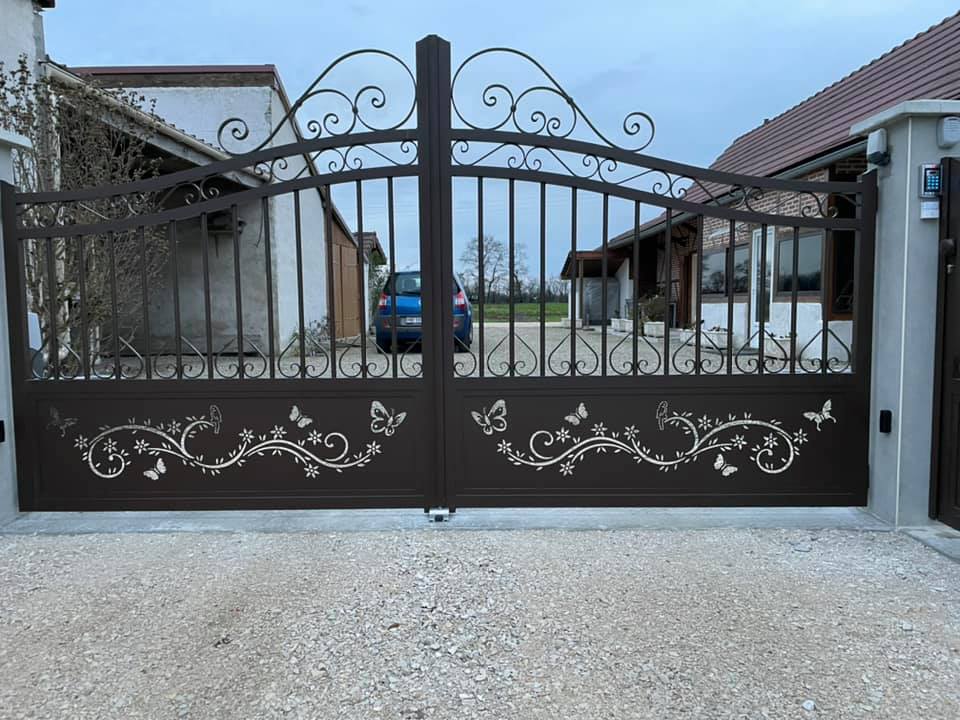 Portail créatif aux motifs uniques installé à Pierre-de-Bresse par TRIHOME Menuiseries, en Bresse bourguignonne