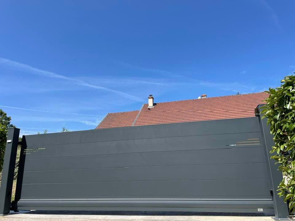Portail avec système coulissant autoporté compact installé par TRIHOME Menuiseries à Pierre de Bresse en Bresse Louhannaise